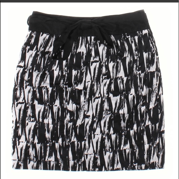Banana Republic Dresses & Skirts - Banana Republic black casual skirt size 4